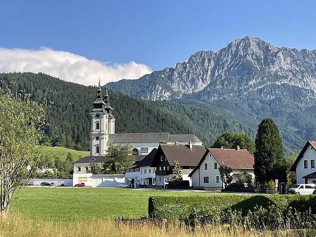 Church and mountain panorama in Spital am Pyhrn