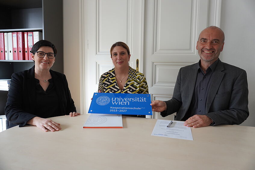 Claudia Angele, Sandra Bednar und Martin Rothgangel beim Unterzeichnen einer Zertifikation.