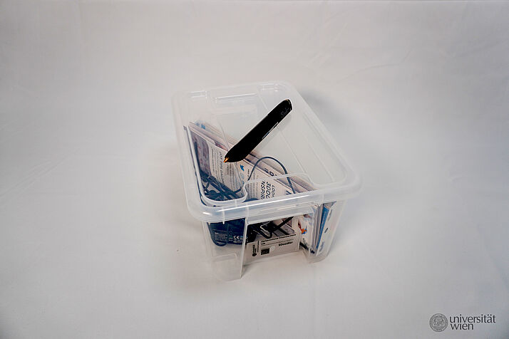 ein 3D-Stift auf einer transparenten Box