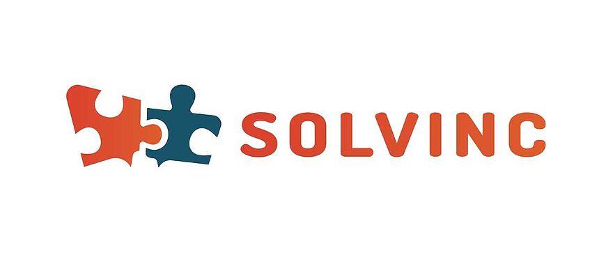 Solvinc-Logo, ein roter Schriftzug mit zwei passenden Puzzleteile 