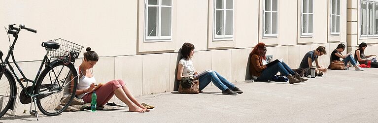 Studierende genießen die Sonne am Campus der Universität Wien